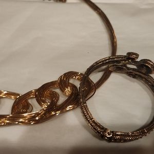 6 pieces of misc jewerly in rose gold and gold tone 3 necklaces 2 rings bracelet